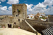 Monsaraz - Il mastio del castello sullo sfondo il villaggio con la chiesa madre di Nossa Senhora da Lagoa. 